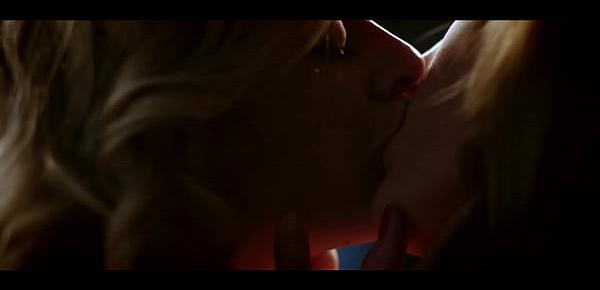  Bella Thorne kissing Samara Weaving - The Babysitter (2017)